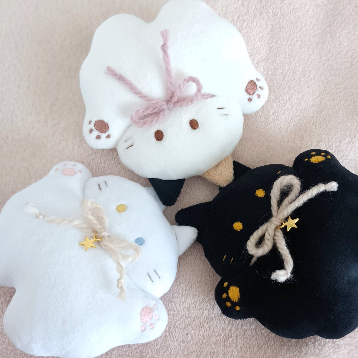 Dokunekoland's tweet photo. 3匹のぷくぷくネコちゃん、販売開始しました🐾✨
数に限りがございますので、「絶対お迎えしたい！」と狙ってくださっている方は早めがオススメです☺️🙏
https://t.co/EOqmG3Lkrf https://t.co/wopDZAffvp