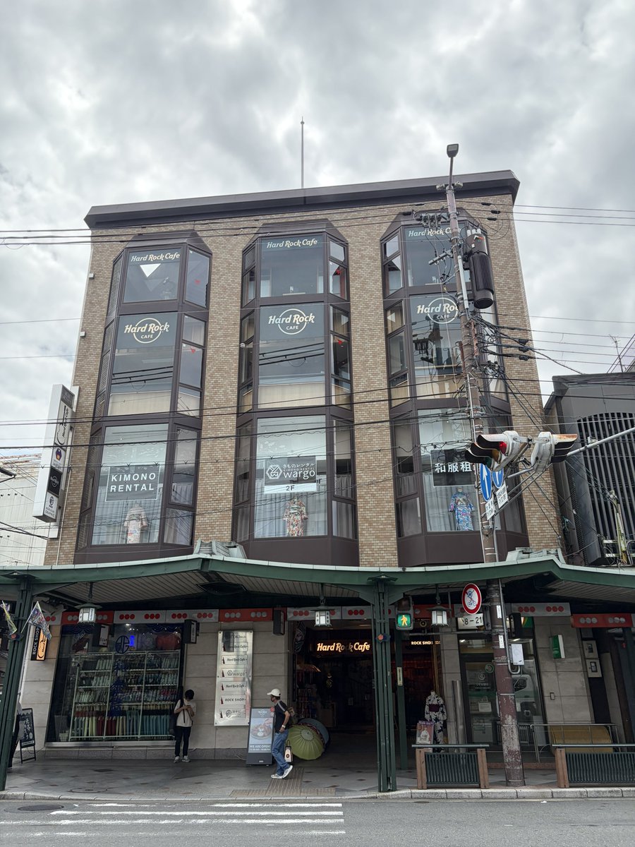 MOON_PEACH1997's tweet photo. 昨日はハードロックカフェ京都さんに展示されている、あーりんの衣装を見てきました。ここに常設されているなんて、ほんとあーりんすごい！

カフェのエントランス。ライブ前なので今回撮影のみでしたが、スタッフさん快諾していただきありがとうございました！

#佐々木彩夏
#ハードロックカフェ京都 https://t.co/4bMvdzJme0