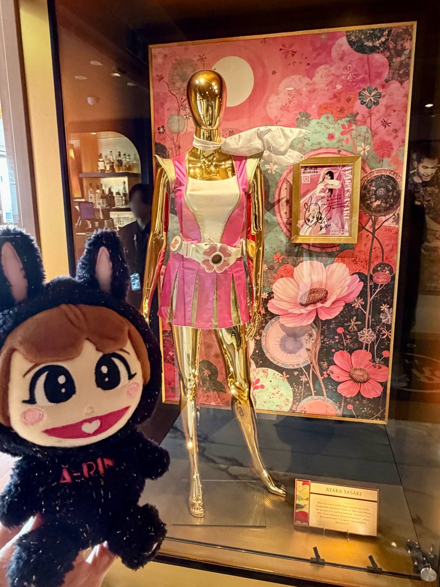 MOON_PEACH1997's tweet photo. 昨日はハードロックカフェ京都さんに展示されている、あーりんの衣装を見てきました。ここに常設されているなんて、ほんとあーりんすごい！

カフェのエントランス。ライブ前なので今回撮影のみでしたが、スタッフさん快諾していただきありがとうございました！

#佐々木彩夏
#ハードロックカフェ京都 https://t.co/4bMvdzJme0