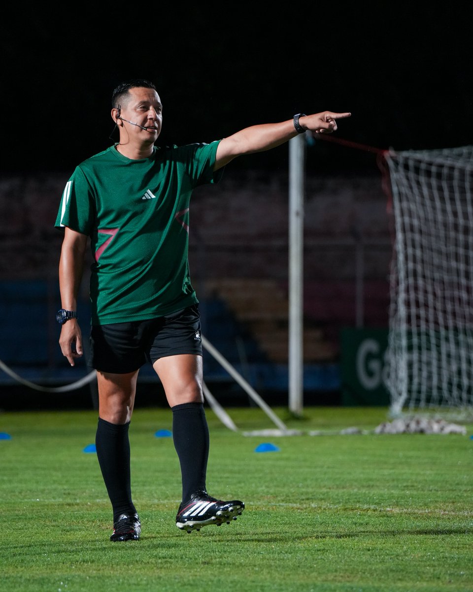 primerafutboles's tweet photo. El colegiado arbitral realizó las respectivas evaluaciones en el terreno de juego, sin embargo, la lluvia no cesa, por lo tanto el referí principal determinó la no realización del encuentro. 

Quedamos a esperas de brindar la información oficial sobre la reprogramación, CD FAS vs Alianza FC.