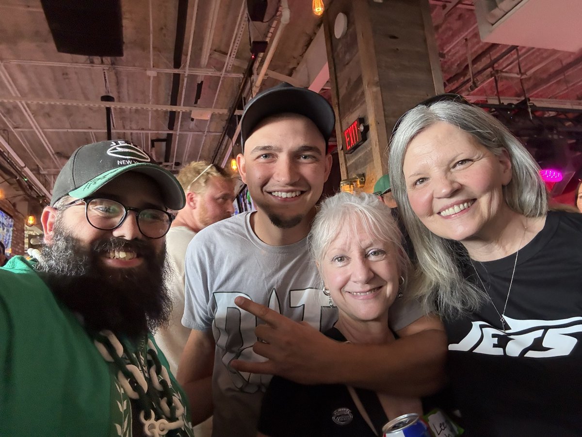 BoyGreen25's tweet photo. #Jets fans taking over Nashville! We are on a business trip to smack the #Titans! 

#JetUp https://t.co/Y536UhVGm6