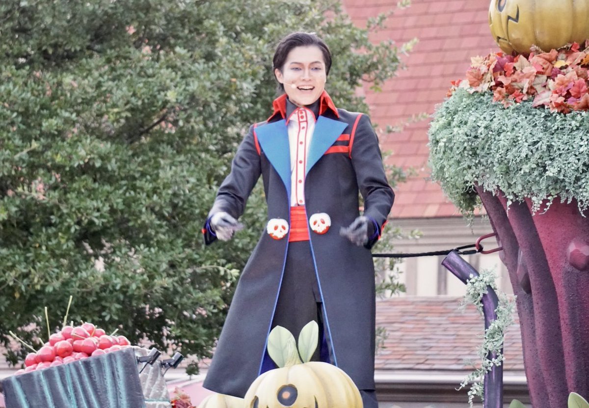 mikko_20100518's tweet photo. ややマンネリ感も出始めてきた？TDRのハロウィーン。でもこの時期のネタとして、どんな形でも良いから「問答無用で出せばバズるコンテンツ」を隠し持ってるのは強い🎃（あんまり間が開くと忘れられそうだけど😆） https://t.co/F8hlhXSGda