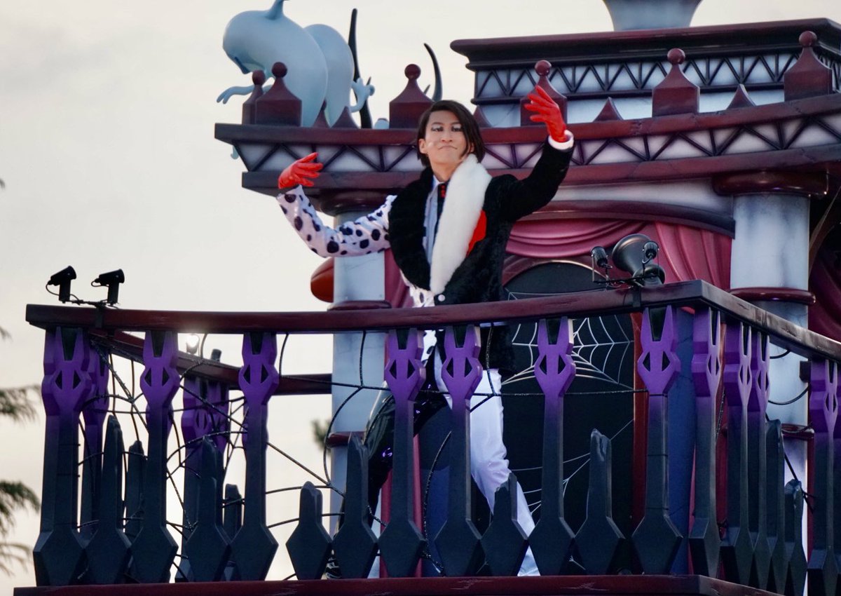 mikko_20100518's tweet photo. ややマンネリ感も出始めてきた？TDRのハロウィーン。でもこの時期のネタとして、どんな形でも良いから「問答無用で出せばバズるコンテンツ」を隠し持ってるのは強い🎃（あんまり間が開くと忘れられそうだけど😆） https://t.co/F8hlhXSGda