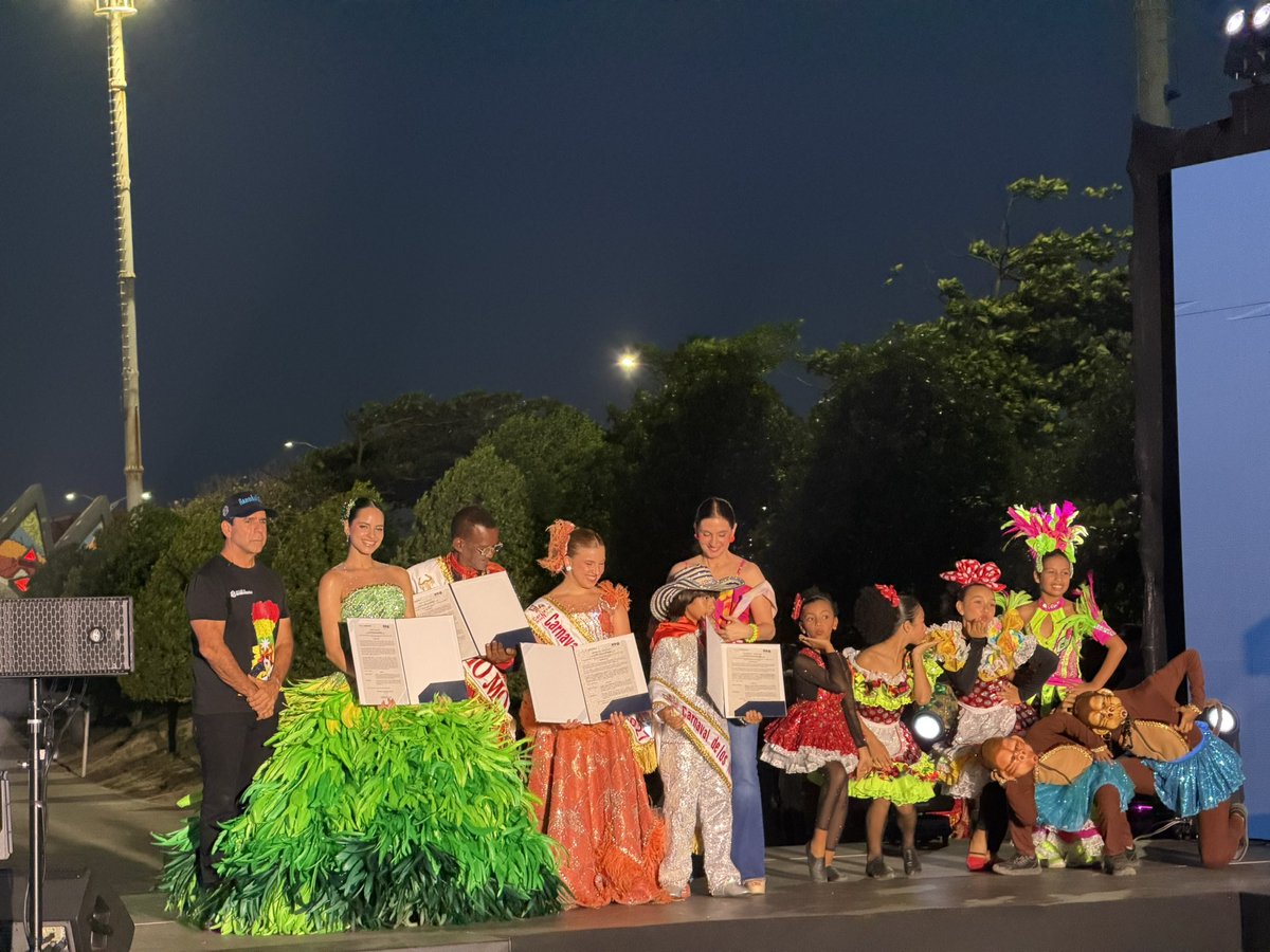 SecCulturaBaq's tweet photo. Celebramos la llegada de la Monarquía del Carnaval de Barranquilla 2027. 👑

💃 Sus nuevos Reyes recibieron sus decretos como embajadores de nuestra gran Fiesta Patrimonial.

🙌 Felicitaciones por asumir este compromiso con nuestra cultura. ¡Qué empiece la alegría! 🎭 https://t.co/ozOZkQLWdy