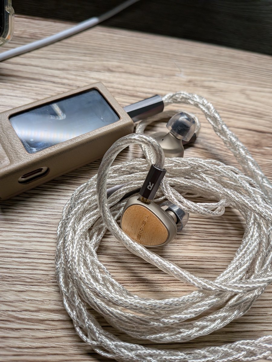 Neru_Nichijou's tweet photo. 初リケーブル
Fiio QX13→Nicehck snowluna→sivga que→AZLA crystal2

sivga queが元々3.5mmしかないからか、こんな変わる？？？？？ってなりました。最初はバランスにしたので低音強！！！！ってなりましたがEQをいじったらqueが持っているポテンシャルの高さを嫌という程分からされました。。。 https://t.co/Qd3dcAv1oe