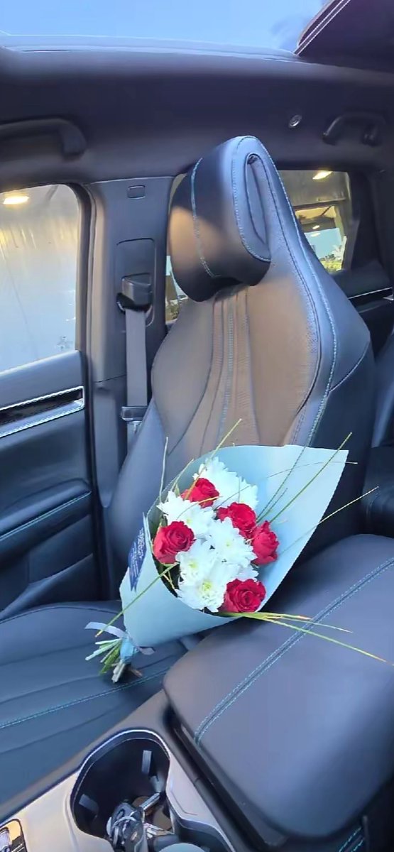 bilkyss9's tweet photo. peut être que j’aime les fleurs enft https://t.co/u1hOCVaSg5