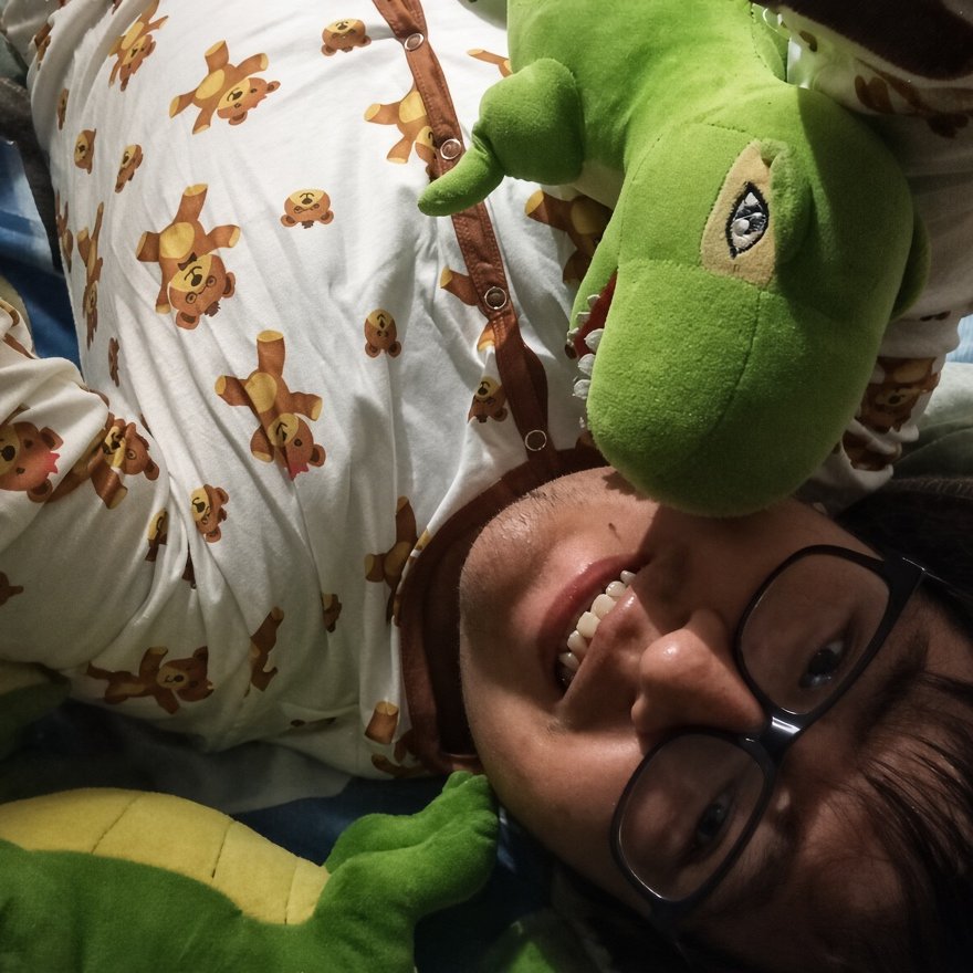 xGeraABx's tweet photo. Feeling extra little tonight 🥺💕.

Cuddled up in my favorite teddy-bear onesie with my big green dino protector keeping me safe…

Giggles, snuggles and pure little space vibes 🦖🧸.
#ABDL #AdultBaby #LittleSpace #CozyLittle #TeddyBearOnesie #AgePlay #LittleBoy https://t.co/z8UtuwbiRl