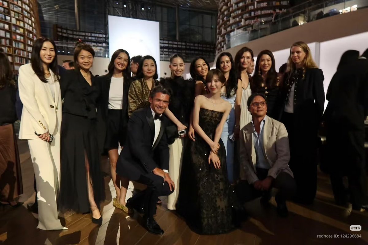 jonginownsme_'s tweet photo. Wendy business friend is really on another level lol https://t.co/xkgEcFehf8