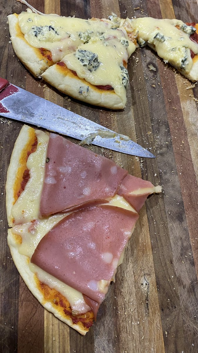 lasensasionbb's tweet photo. en casa le ponemos mortadela a la pizza. https://t.co/7kTN0vA96O