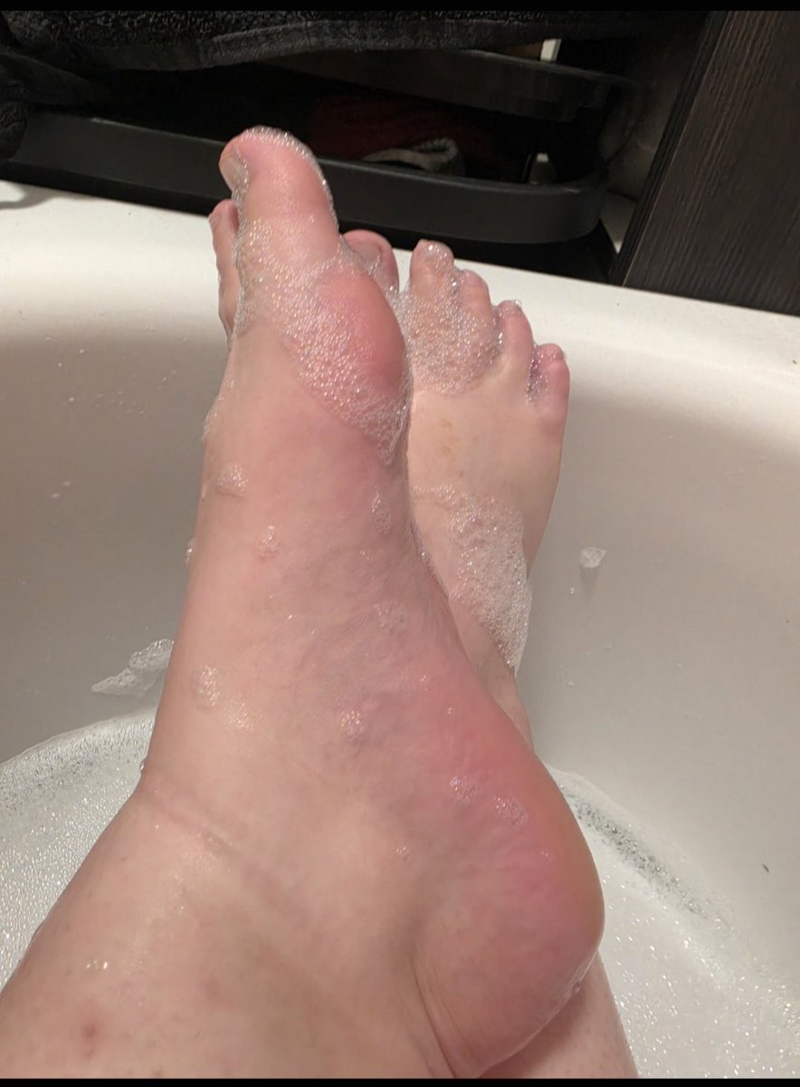 CashQueenLilane's tweet photo. Du stehst auf Füße und hättest gerne Personalisierte Bilder exklusiv nur für dich? 
Melde dich 😜😜
#Footpics #Fußbilder #geld #Geldsklave #Fetisch #Fußfetisch #Footfetish #Money #personalisiert https://t.co/04ojCa93jM
