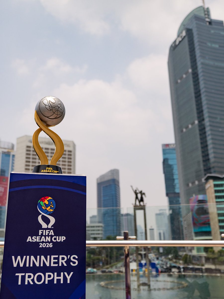 PSSI's tweet photo. 📸🏆🇮🇩

Welcoming the 𝐰𝐢𝐧𝐧𝐞𝐫’𝐬 𝐭𝐫𝐨𝐩𝐡𝐲 of the inaugural FIFA ASEAN Cup™ in Jakarta.

‣ #PSSI
‣ #FIFAASEANCup https://t.co/HrYlf1QX5o