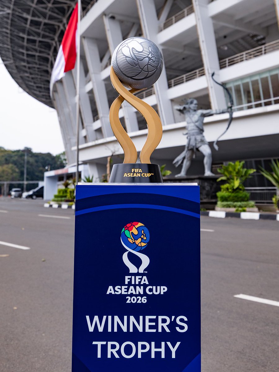 PSSI's tweet photo. 📸🏆🇮🇩

Welcoming the 𝐰𝐢𝐧𝐧𝐞𝐫’𝐬 𝐭𝐫𝐨𝐩𝐡𝐲 of the inaugural FIFA ASEAN Cup™ in Jakarta.

‣ #PSSI
‣ #FIFAASEANCup https://t.co/HrYlf1QX5o