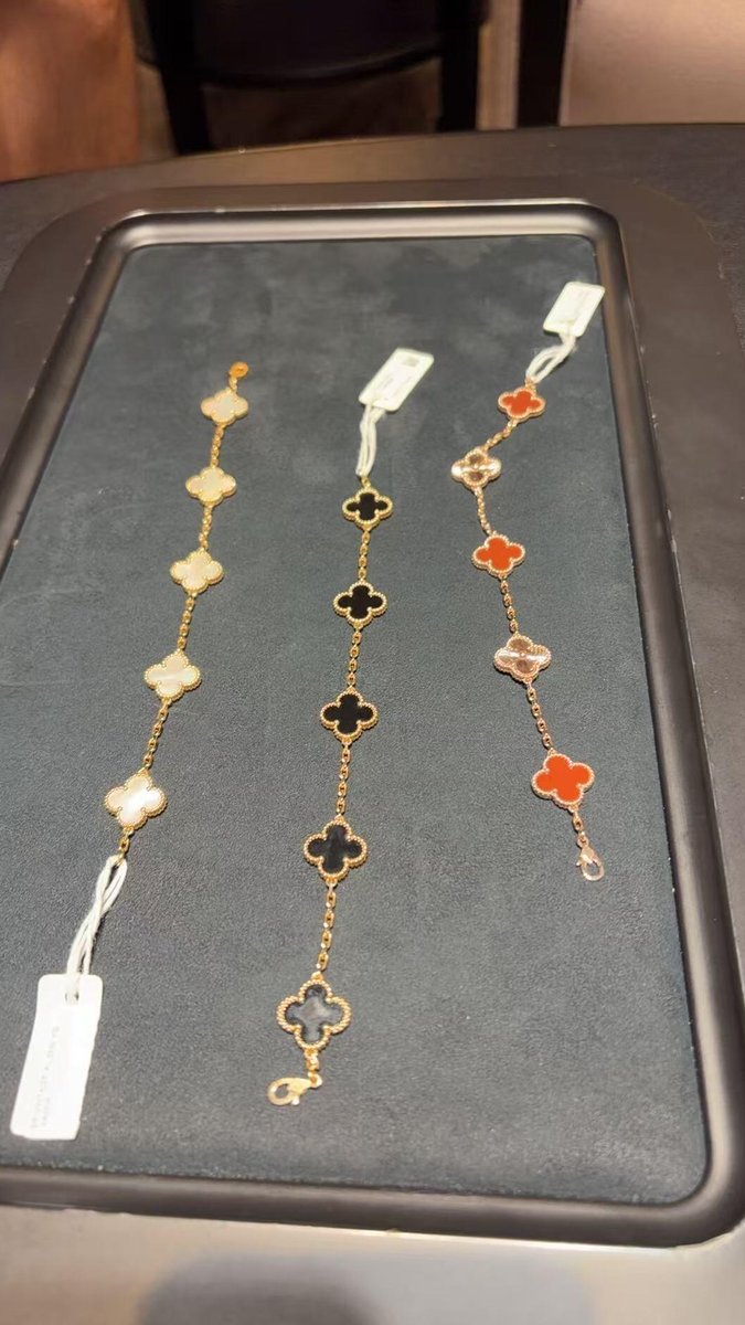 1QEmmaWatson's tweet photo. All three colors are absolutely stunning, so I decided to buy the entire set. Although it’s not something I would usually have custom-made, beauty transcends price or status. https://t.co/0AuggD7G6h