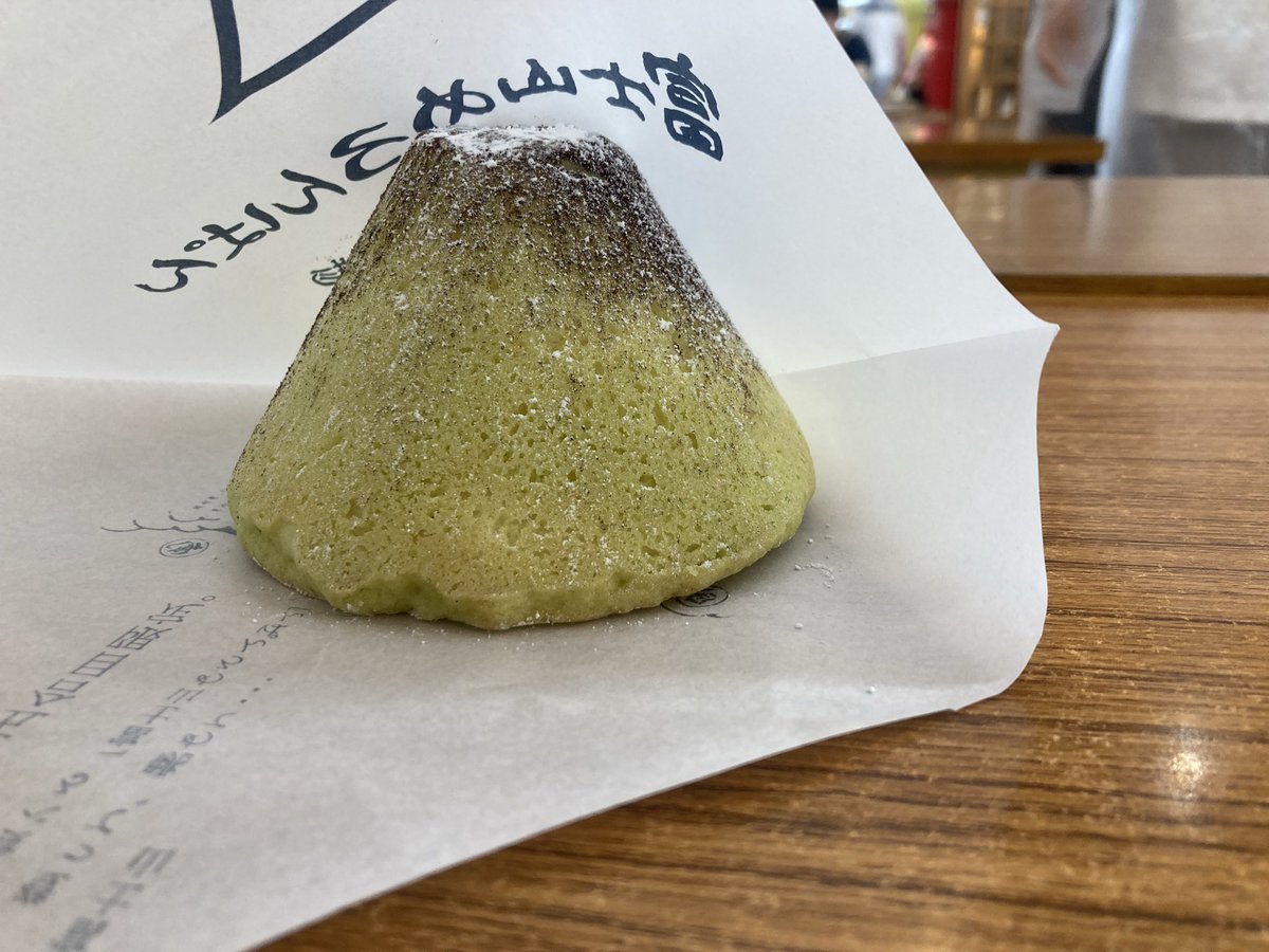 mk_tremon_sl6's tweet photo. 久しぶりの富士山メロンパン😋
こんな天気でもチャリで登ってる人いてびっくり((((；ﾟДﾟ))))
 #富士山メロンパン
 #富士山5合目 https://t.co/SKy9QBrPdq