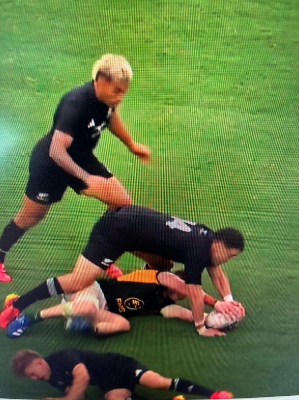 Oldmangaming4u's tweet photo. Will Jordan gets a penalty for his team, first thing he does is hand on the ground (ref got it wrong) once again not supporting body weight https://t.co/nL6IA8EPBt