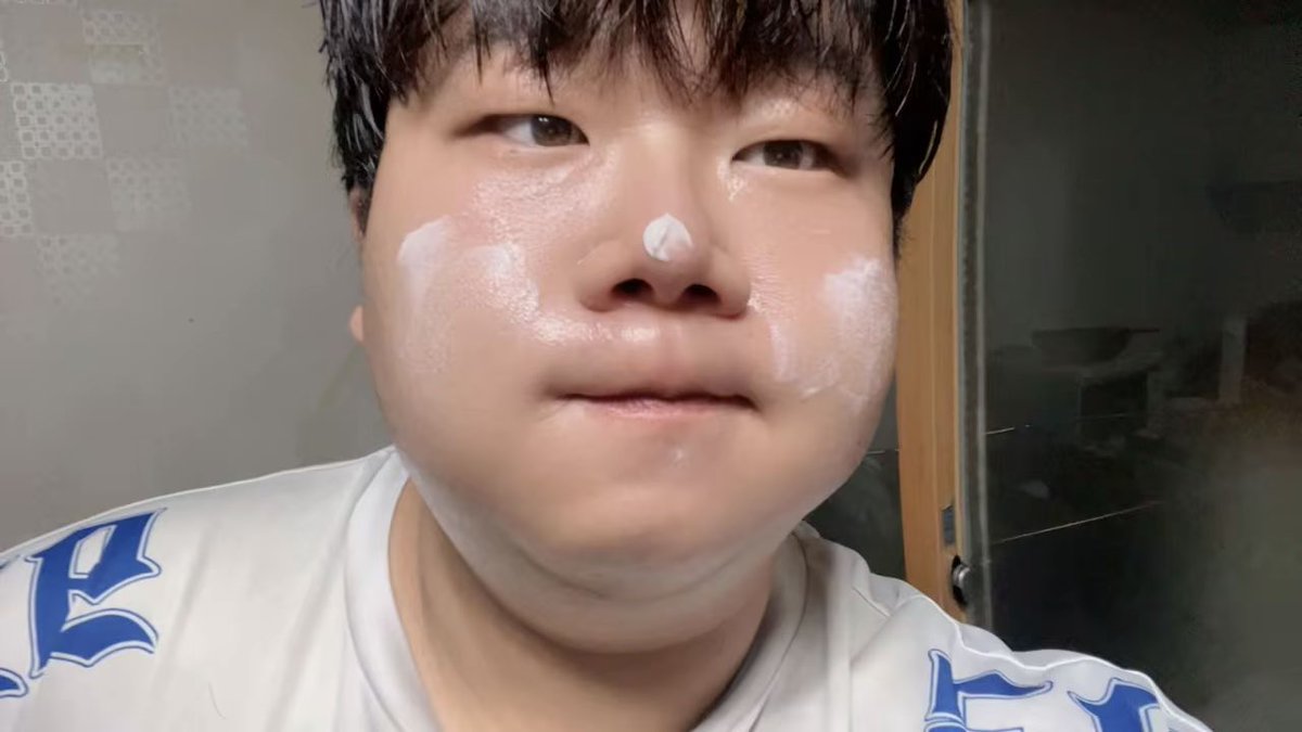 10000sick2's tweet photo. 트친소
드디어 취업 성공하고 다시 돌아온 나
트위터 접고 열시미 취준하고 취업해서 돌아와야지 한게 벌써 한 오년전인듯 
드디어 취업 했서요 ㅋㄷ https://t.co/tXm1SQUo6Q