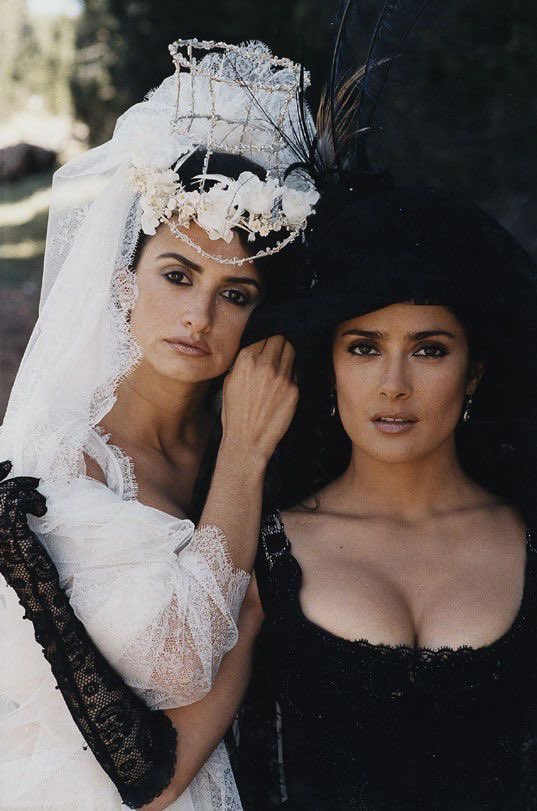 notgwendalupe's tweet photo. penelope cruz &amp; salma hayek https://t.co/cuKGpJxvkq