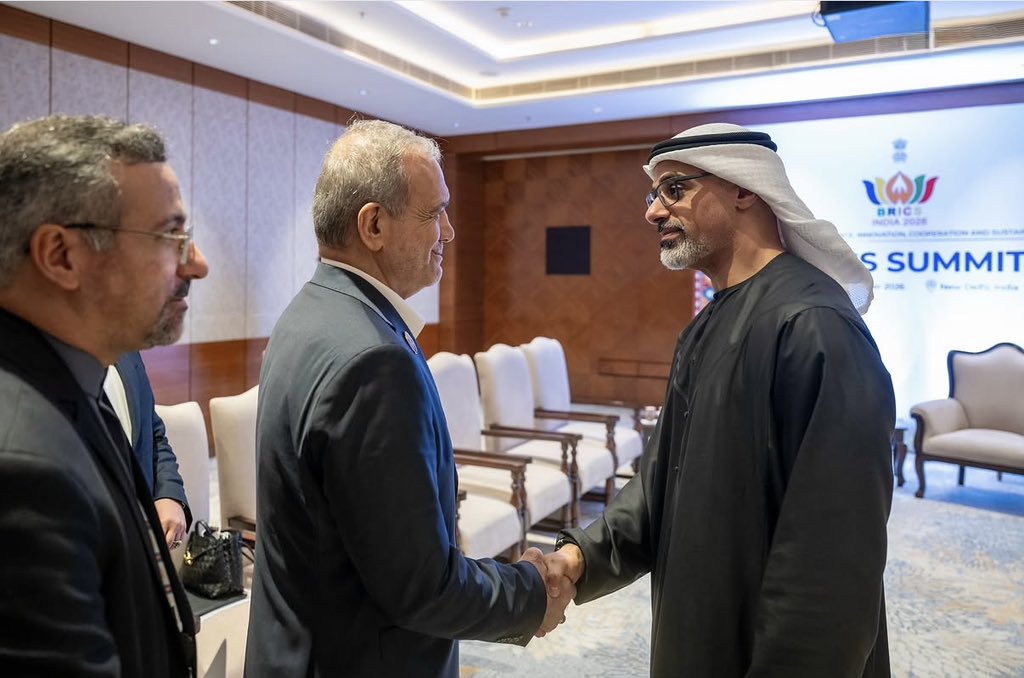 AnwarGargash's tweet photo. لقاء سمو الشيخ خالد بن محمد بن زايد، على هامش قمة البريكس، بالرئيس الإيراني مسعود بزشكيان، في إطار لقاءات سموه مع القادة المشاركين، يجسّد نهج الإمارات القائم على ركيزتي الردع والدبلوماسية، إذ لا يستقيم أحدهما من دون الآخر. فالردع يعزّز مصداقية الدبلوماسية، فيما تنجح الدبلوماسية حين تنطلق من موقع الندية والقدرة، لتشكّل في المحصلة السبيل الأمثل نحو تحقيق أمن إقليمي مستقر ومستدام.

ولا بد من الإشارة إلى أن الرئيس بزشكيان عبّر، خلال الأزمة الممتدة، عن مواقف وتصريحات اتسمت بالاتزان والعقلانية، وهي مواقف لا يمكن تجاهلها في هذه المرحلة الدقيقة.
