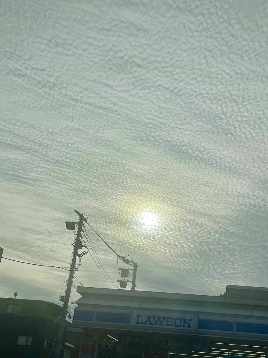mika_po's tweet photo. すりガラスみたいな雲なの https://t.co/Kv6AMFic5t
