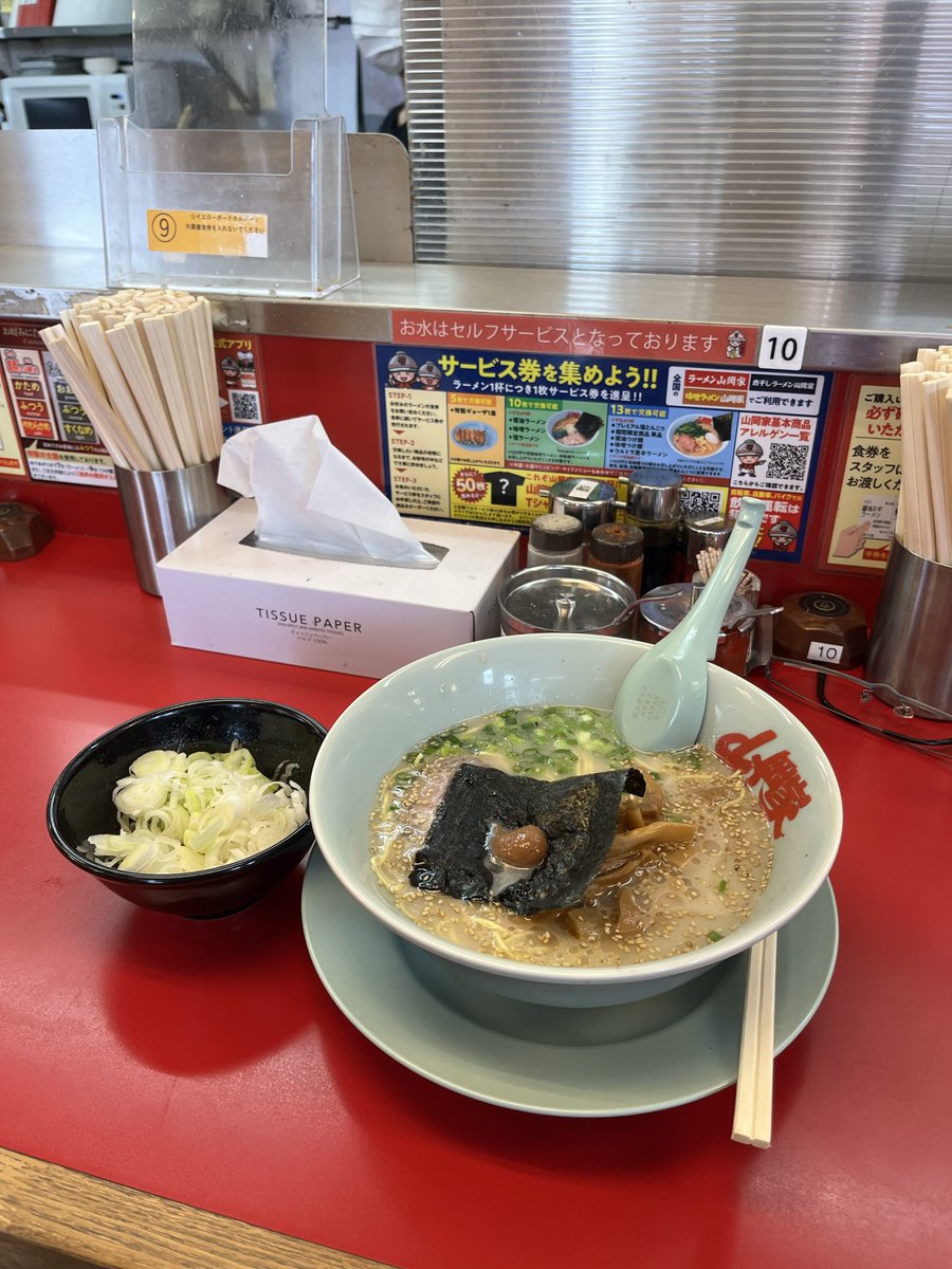 566yuu's tweet photo. 山岡家 焼津店
朝ラーメン＋替え玉
クーポンにて広州メンマ＋薬味ネギ

日曜日、整骨院前の朝ごはん🍜
とんこつでCa補給して明日快方予定😂

ごちそうさまでした https://t.co/g49oZtg4AP