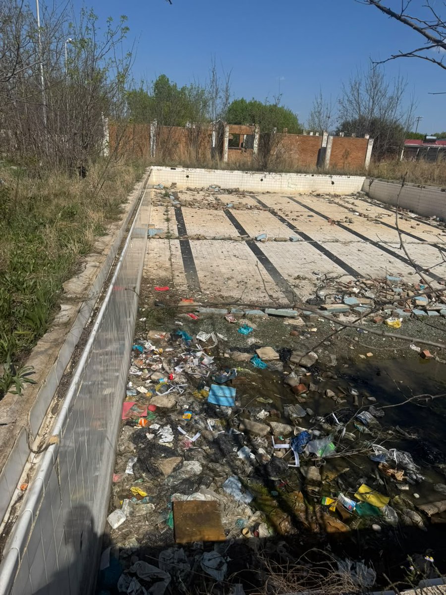 Our_DA's tweet photo. Swimming pools or health hazards?

DA Mangaung Mayoral Candidate Werner Pretorius went on the ground to see how ANC-run municipalities are failing to maintain their public spaces.

It doesn’t have to be this way. The DA has a plan to get our towns working again.

See our plan: https://t.co/jL2n7SwBxV