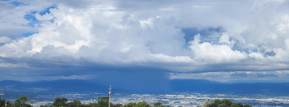 point900's tweet photo. 生駒山上から木津川方面を望むと雨柱。雨雲レーダーでは真っ赤になってました。 https://t.co/eLZJT3G4RF