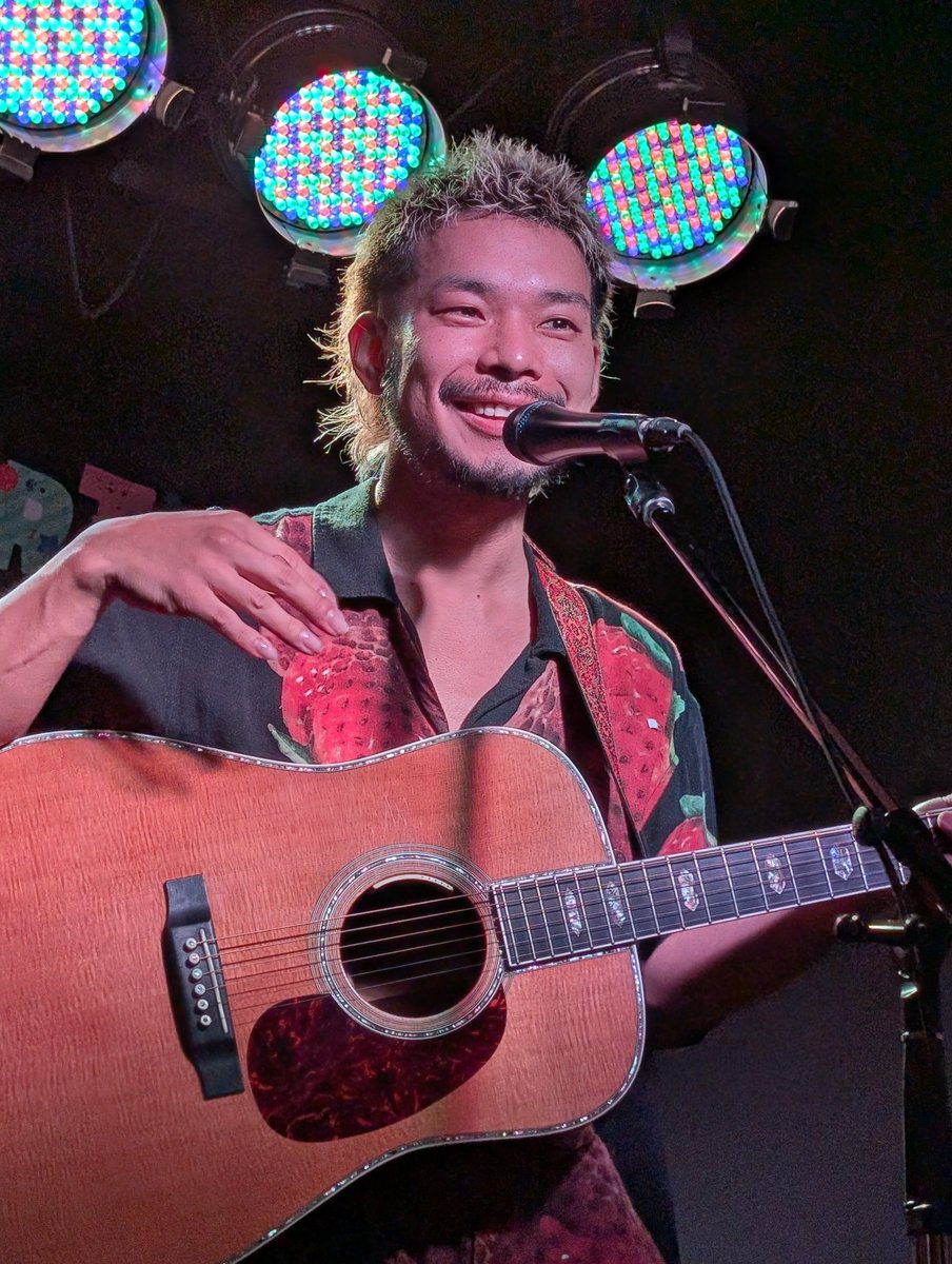 tsurupi3820's tweet photo. 太朗くんの音楽に出会えたことで、普通のオバチャンだったわたしの人生が潤いのある充実した素敵なものに変わりました！

音楽を聴きに行くことで、今まで知らなかった素敵な景色もいっぱい見ることができたし、大好きな音楽を通じて沢山の人と繋がることもできました！

ただ淡々と過ぎていっていた日常が「楽しみ」ができたことで、どれだけ救われたか…

いろんな悩みや問題を抱え、どうしようもなく辛いこともたくさんあったけど、そんな時、太朗くんの心に寄り添ってくれる音楽に救われました！

「大好きなものがある」って、それだけでまた頑張ろうって元気をもらいました！

いつも歌を聴きに行けることが、決して当たり前ではないし、この先、もしかしたら諦めなければならないことや、今までの��うにはいかなくなることもあるかもしれない��れど、だからこそ、今こうして大好きな音楽を聴きに行けること、素敵な時間をみんなと過ごせること、出会えた人たちとの繋がりをもっともっと大切にしていきたいです！

太朗くんの音楽に出会えたこと！そして、音楽を通じてたくさんの素敵な時間をもらえたこと、心から感謝です！

 #矢田太朗