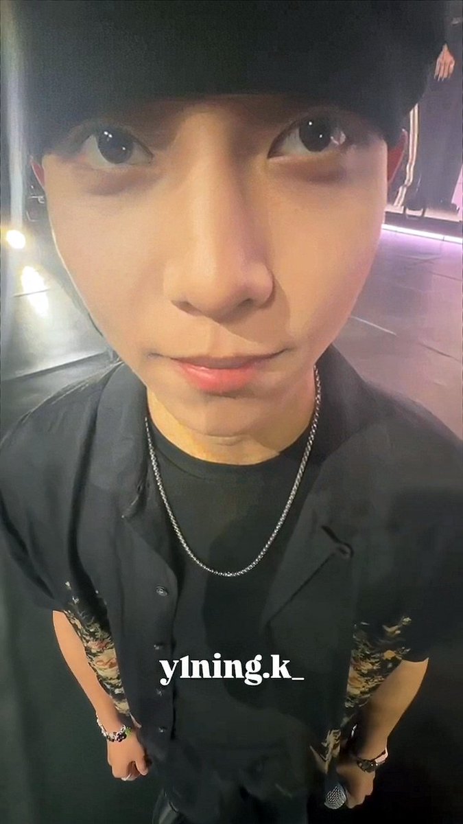 ryuloyull's tweet photo. alasan kim ryul suka angle bawah yaa karena kalo dari atas dia kaya anak TK yang memohon buat dibeliin mainan (cute, imut, menggemaskan)😓 https://t.co/5mNICuxaj7
