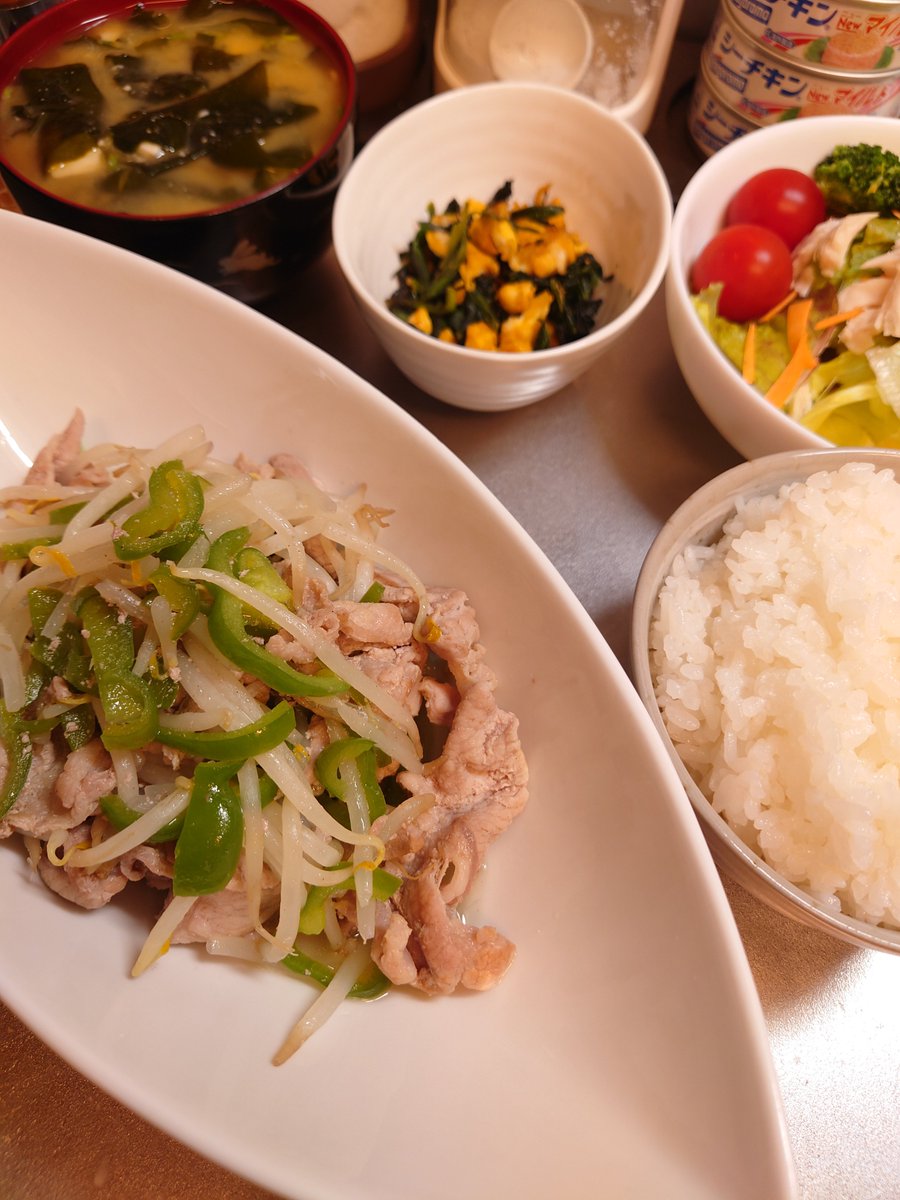 rion_0109_'s tweet photo. 豚肉ともやしとピーマンの炒め物とほうれん草と卵の中華炒めとサラダとお味噌汁を作りました🐖 https://t.co/HRY3oTzzaz