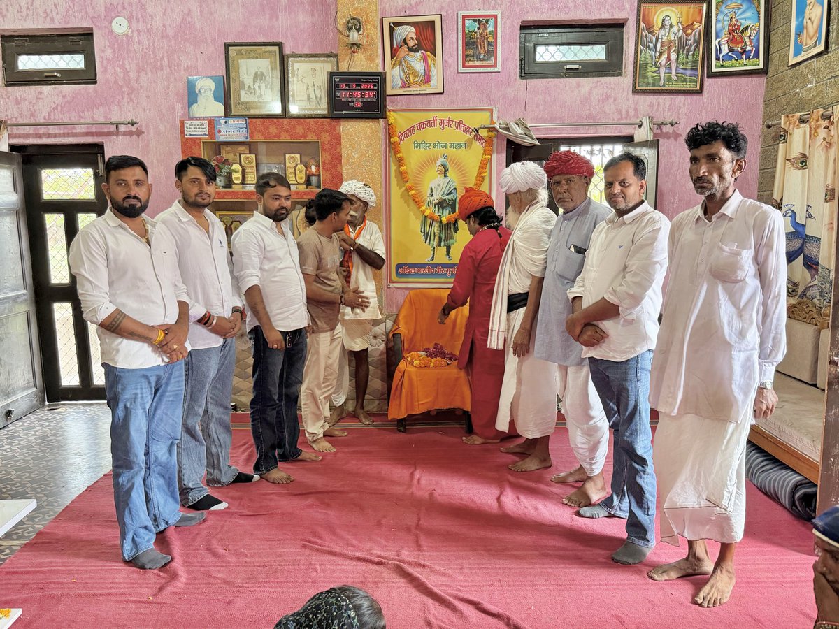 M_Suresh_Das_'s tweet photo. आज अंतर्राष्ट्रीय तीर्थ स्थल श्री सवाईभोज एवं देवनारायण मंदिर, आसींद में गुर्जर-प्रतिहार सम्राट मिहिर भोज जी की जन्म जयंती के पावन अवसर पर उन्हें पुष्प अर्पित कर कोटि-कोटि नमन किया।

सम्राट मिहिर भोज जी के अदम्य साहस, शौर्य, पराक्रम एवं राष्ट्र के प्रति उनके अतुलनीय समर्पण को शत-शत नमन।

समस्त देशवासियों को महान सम्राट मिहिर भोज जी की जन्म जयंती की हार्दिक शुभकामनाएँ।

🙏🚩 जय सम्राट मिहिर भोज! 🚩
जय राष्ट्र! 🇮🇳

#shree_sawaibhoj_mahant_suresh_das_1008