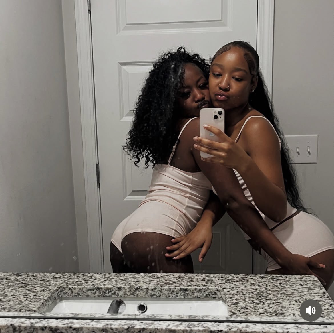 biggestfivestar's tweet photo. #besties🫧🎀🍭👩🏽‍❤️‍💋‍👩🏽 https://t.co/P1xd6aG2ZJ
