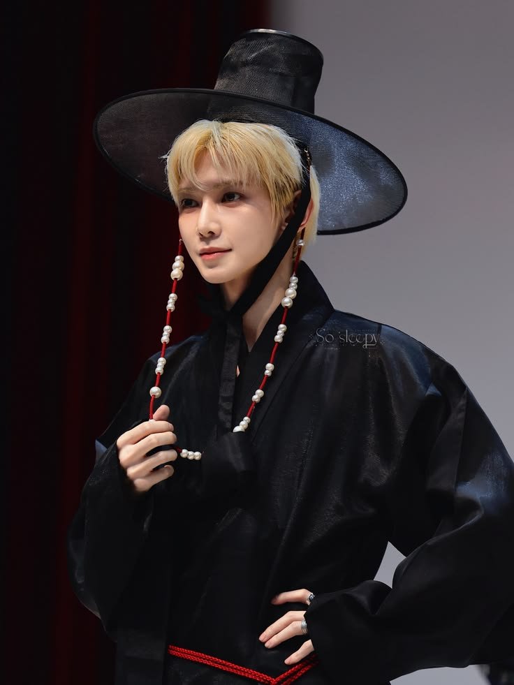 TEz0615's tweet photo. 이렇게 잘생긴 저승사자면 바로 따라가죠 https://t.co/3q1o6k8Ovc