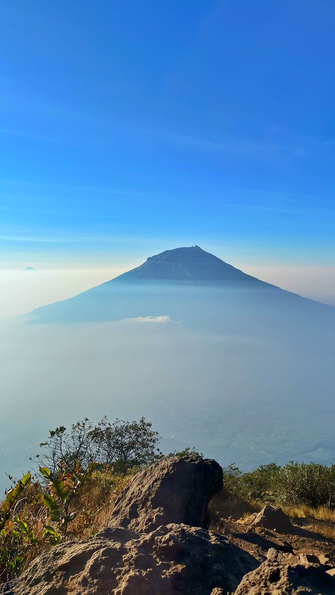 oceanblueeeeees's tweet photo. Sumbing dari Sindoro ❣️ https://t.co/lzFKyjEMZg