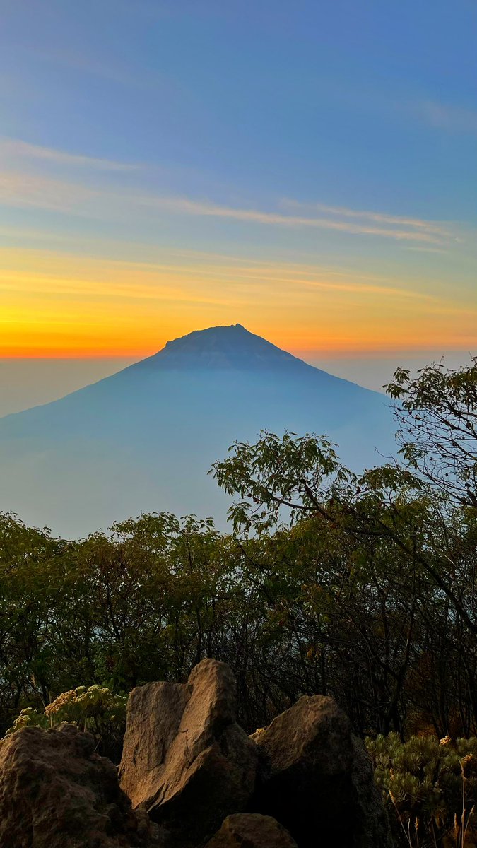 oceanblueeeeees's tweet photo. Sumbing dari Sindoro ❣️ https://t.co/lzFKyjEMZg