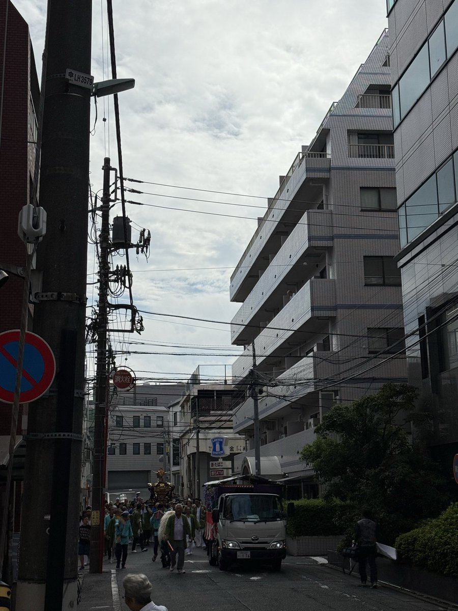 Mooccho's tweet photo. 目黒川も渋谷に近づいてくると水質がキレイになってくる。五反田を越してくると汚水色に変わる。今日のウォーキング中に神輿の列を2度見た。世界が平和でありますよう祈ろう。
#平和　#ウォーキング https://t.co/uw8Es48phN