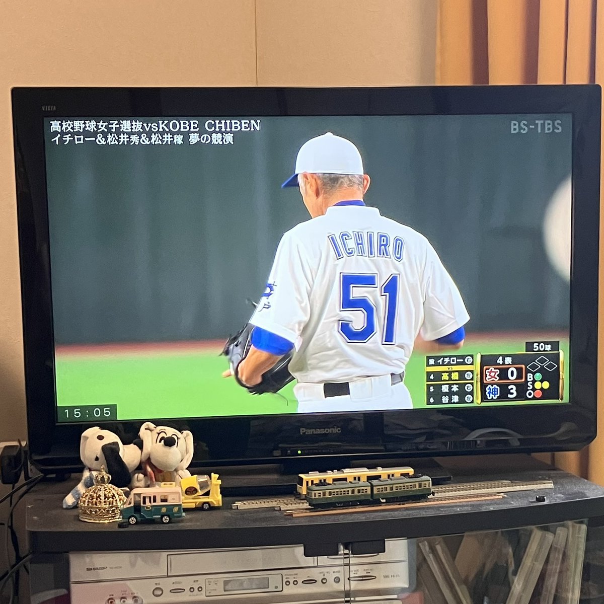 kuminii's tweet photo. 「高校野球女子選抜」とイチロー率いる野球チーム「イチロー選抜 KOBE CHIBEN」のエキシビションマッチ、観てます(^^)
マウンドに立つイチローは、野球少年がそのまま中年になったような可愛ら��さがありますなぁ。 https://t.co/CfASTVyZ2r