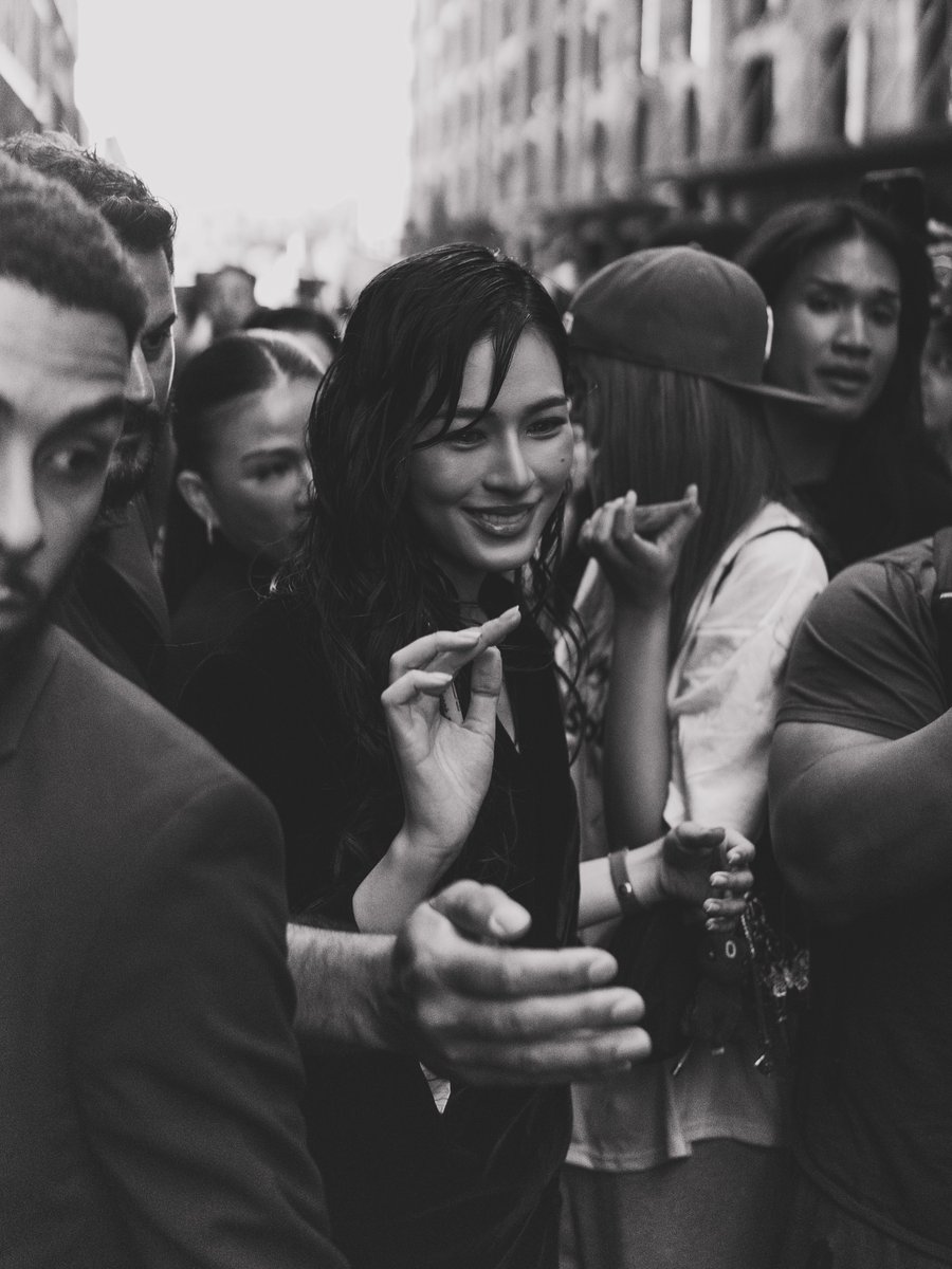 00k1105's tweet photo. The huge crowd showing love

#LinglingkwongxCalvinklein
#LinglingKwong #CalvinKleinSS27 
@CalvinKlein @linglingsirilak https://t.co/GU4rSIZyEV