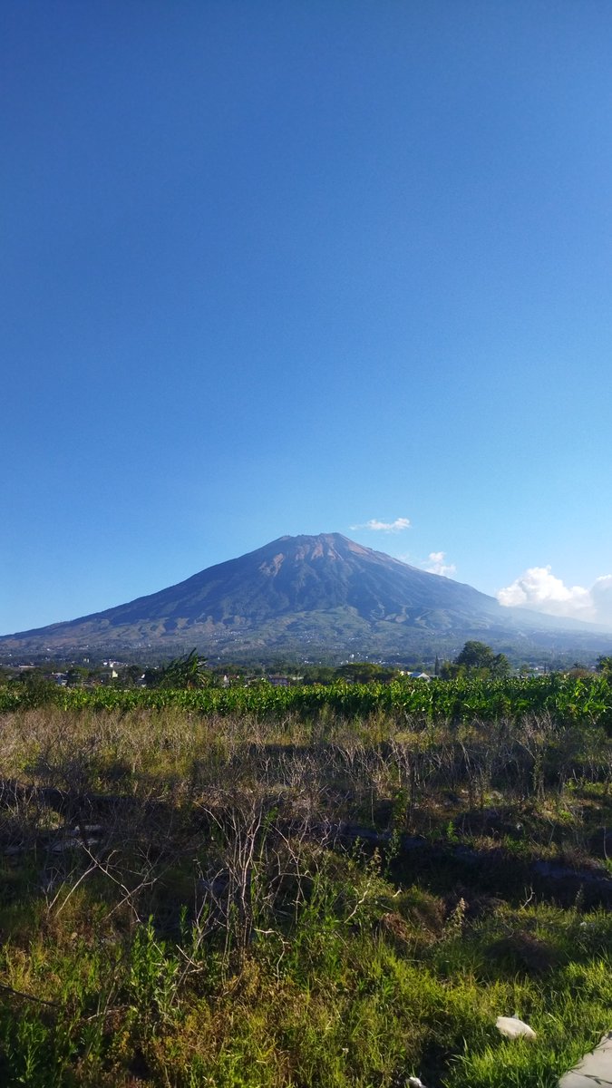abizars_'s tweet photo. Setelah seminggu di Jabodetabek dan Pantura, akhirnya kembali ke ribaan Gunung Sumbing bertudung langit biru.

*Menghirup udara segar (⁠ ⁠ꈍ⁠ᴗ⁠ꈍ⁠) https://t.co/XN9yz7d0bG