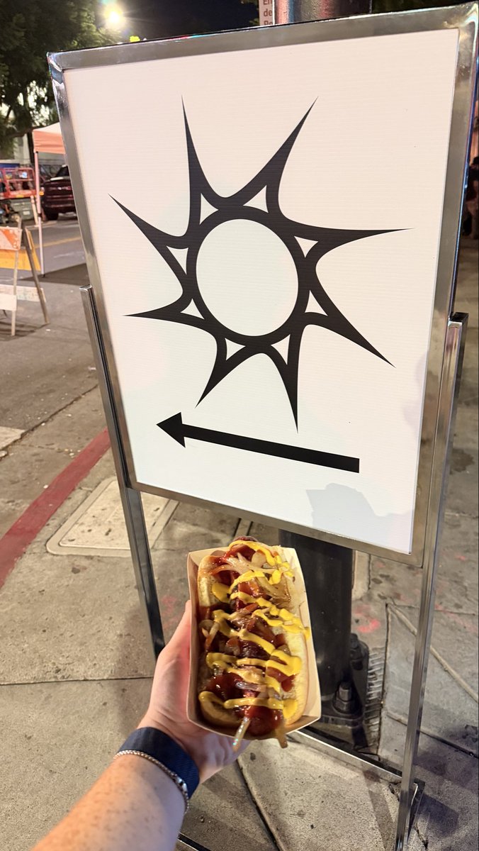 WhoseTrade's tweet photo. i might’ve lost for the second year in a row but i spawned this tasty hotdog 🌭 https://t.co/XtnwGfxukr