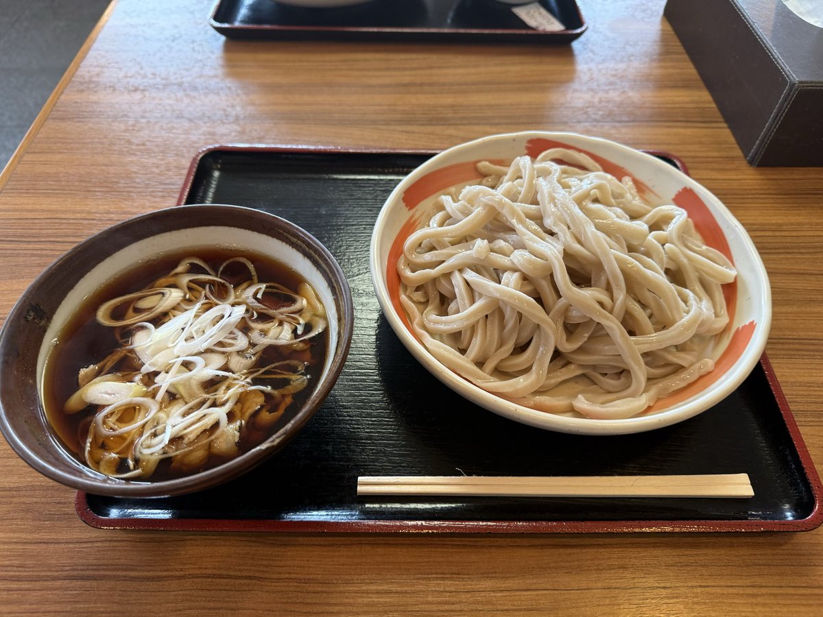 pa_teru's tweet photo. 今日はうどん気分！
麺600gで腹パン満足。
#ロイヤルエンフィールド
#小平うどん聖蹟桜ヶ丘店 https://t.co/dmeoo9oOK2