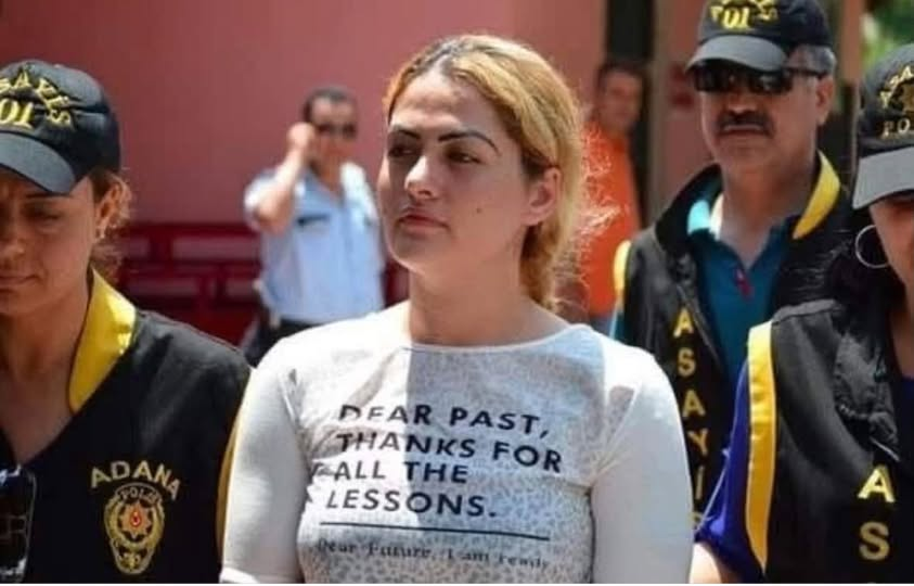 TOPRAK_2_'s tweet photo. Kendisini pazarlamaya çalışan kocasını
öldüren Çilem Doğan’ın tarihi savunması bugün çok daha anlamlı:
“Erkekler takım elbise giyip önüne bakınca cezası iniyor, benim takımım, kravatım yok, annem apar topar bu tişörtü bulabilmiş. Bir de ne yalan söyleyeyim hayatta kalmış olmanın saklayamadığım bir sevinci var içimde. Şu adliye koridorlarında yüzüm mor şekilde çok dolaştım koruma kararları için. Başka bir seçeneğim kalmamıştı. O ölmese ben ölecektim. O size beni pazarlamaya karar verdiğini söylemeyecekti başka adamların koynuna beni sokma planlarını anlatmayacaktı benim patlıcan fazla pişti diye perdeler azıcık kirlendi diye masada kırıntı kaldı diye yediğim dayakları söylemeyecekti. Kaç kere hastanelik olduğumdan bahsetmeyecekti. Çay bahçesinde çekilmiş bir fotoğrafım var. Biraz yan gülmüşüm. Belki de o fotoğrafı gösterip namussuz karılar gibi çıkmış filan diyecekti. Karısını başka adamlara satan o değilmiş gibi “namusumu temizledim” diyecekti. Siz onu 3-5 yılla yargılayıp namusu kirlendi diye mazur görüp yandan gülüşümü tahrik sayıp bir de üzülecektiniz adama. Oysa namus benimdir Hakim Bey bir kağıda imza attık diye kimselere bırakmam.”