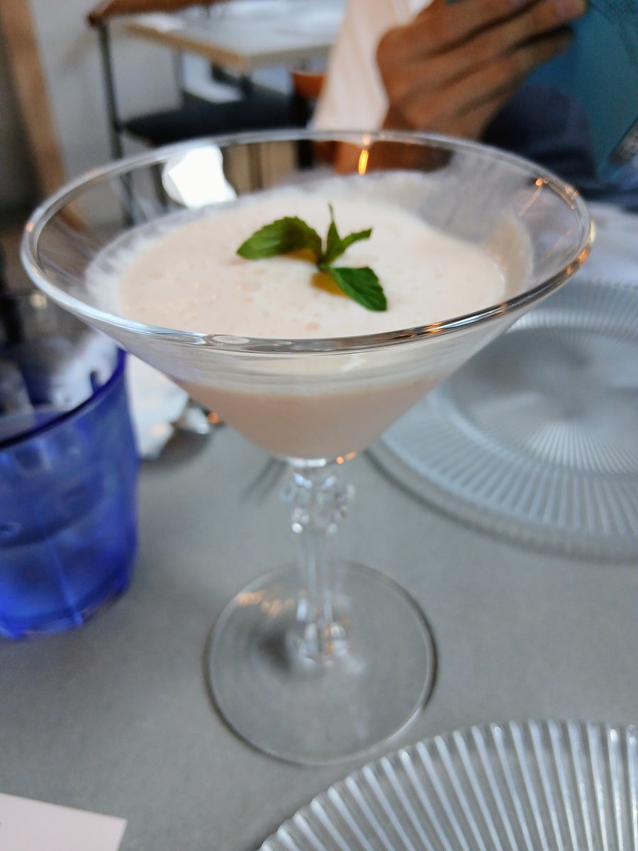 fl0wer_rabbit's tweet photo. 先月お洒落なお店で食べた美しいパフェ。
ばらの中国花茶の香りがとてもよく、癒されました🌹 https://t.co/I86nMM0Jp2