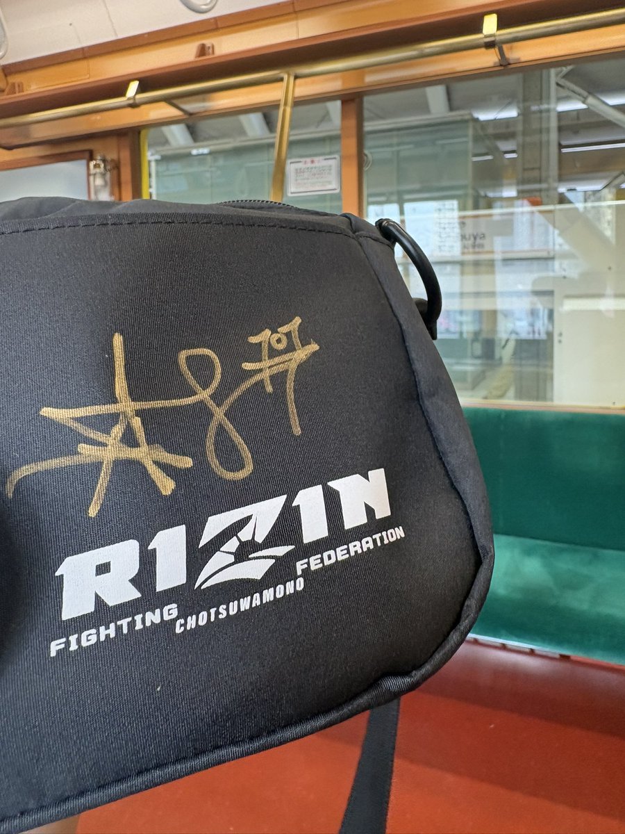 Pi4AXkCWcU97545's tweet photo. AJマッキー選手のポップアップに行ってきました！！
対面した時カッコ良すぎて言葉が出ませんでしたww
ポイフルじゃなくてハイチュウプレゼントしました🎁 https://t.co/afWYL4dQHB
