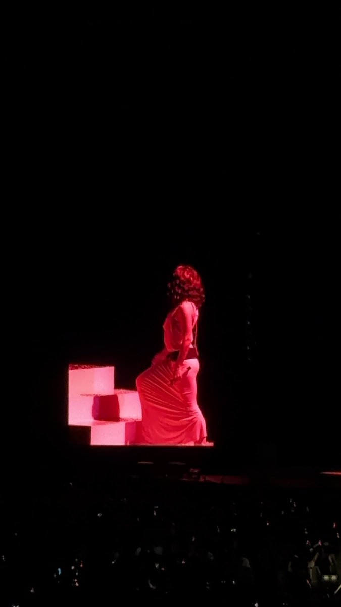 kikesarmie's tweet photo. Falto aquí un poco de La Rosalia🧖🏻

#larosalia #lux #concierto https://t.co/BrCk5yEF7I
