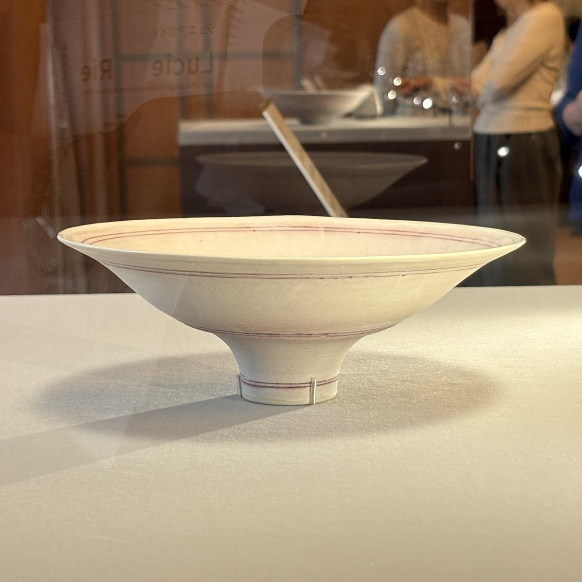 rhinoduck's tweet photo. 東京都庭園美術館のルーシー・リー展に行ってきました。ルーシー・リーが作った陶製のボタンは初めて見ました。バーナード・リーチが作ったタコ柄の大皿もありました https://t.co/BxPYQ5TZNj