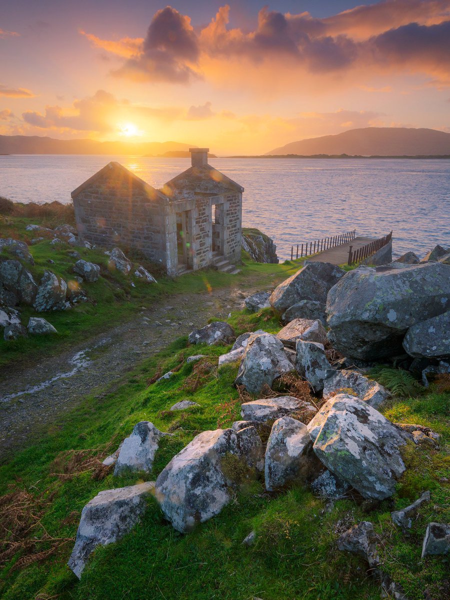 FGocemen31851's tweet photo. The old Craignish pier and waiting room #Craignish #Ardfern #Argyll #Scotland https://t.co/2CtVGWXq4r