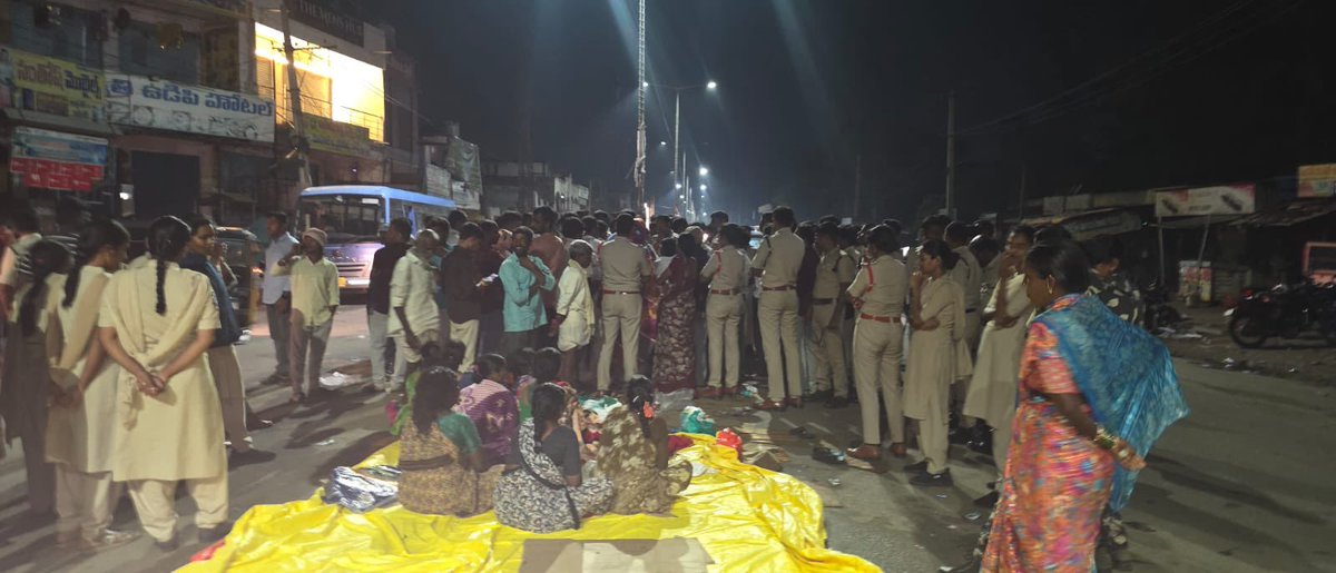PoliticalKida's tweet photo. Congress is imposing a medieval rule in Telangana.

• Cut off electricity
• Then arrested women farmers

Congress doesn’t respect women. Congress has zero respect for farmers. Shame! https://t.co/J5ZBg5ZPdx