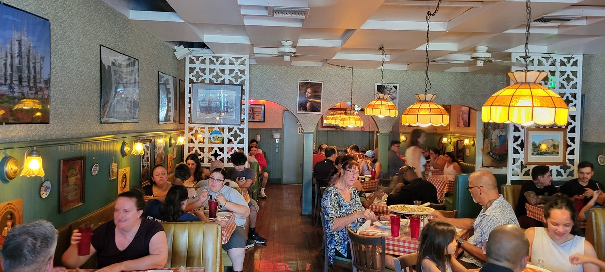 Disneyfan9523's tweet photo. I Just Had A Wonderful Dinner At This Amazing Italian Pizzeria In Eagle Rock Called Casa Bianca Pizza Pie.  #CasaBiancaPizzaPie #EagleRock #ItalianFood #ItalianRestaurant #VintageLosAngeles #Pizzeria #LAEats #VintageRestaurant https://t.co/GSQ2mAahPo