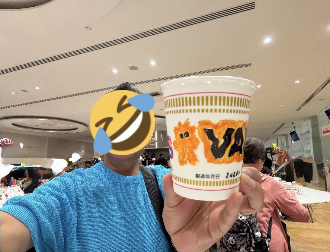 mapipapa2025's tweet photo. 昨日、横浜のカップヌードルミュージアムに家族で行ってきた。

マイカップヌードル作りで、塗り絵をするんですけど、描きたいものってバウ君関係しかない訳で。。

でもリトパン君がこんなヤバイ感じにしかかけなかった😆

#Vaundy https://t.co/IXuyrSxTkB
