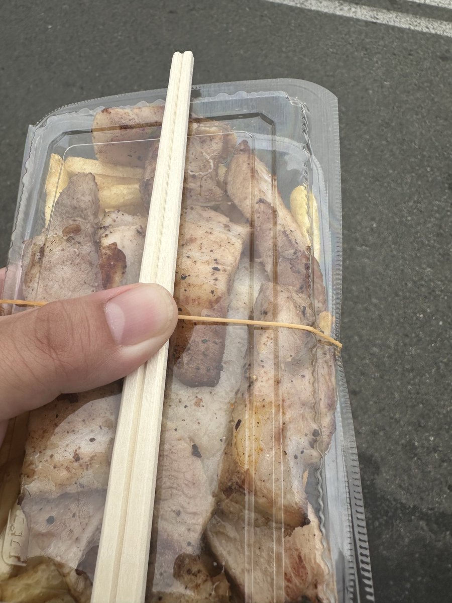manjuu3_rk6's tweet photo. 花巻まつり最終日。

ケムリ外店で骨無しスペアリブ買えたずの。 https://t.co/A5AbWuua7o